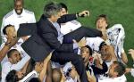 Jose Mourinho po ostatnim gwizdku nie uciekł do szatni. Piłkarze podziękowali mu za sukces (fot. Pedro Armestre)