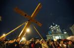 Dziś droga krzyżowa  z wielkim krzyżem przejdzie ulicami Warszawy po raz 17. Wyruszy sprzed kościoła  św. Anny  o godz. 20  