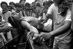 Widowiska pasyjne na Filipinach słyną z weryzmu – ludzie grający Jezusa i łotrów są przybijani do belek krzyża gwoźdźmi (fot. MAGNUM/EK PICTURES)
