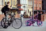 Pochodząca z Polski, mieszkająca w Nowym Jorku artystka Anna Olek ubiera we włóczkowe wdzianka m.in. rowery i samochody. Na zdjęciu jedna z jej prac zaparkowana na placu Zamkowym w Warszawie.