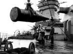 Załadunek pocisku 16-calowego (406 mm) na pokład HMS „Rodney”