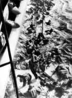 Rozbitkowie z „Bismarcka” przy burcie HMS „Dorsetshire” 