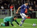 W ćwierćfinale Schalke wyeliminowało Inter. Na zdjęciu: Raul i bramkarz Interu Julio Cesar