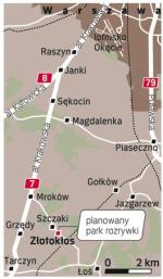 ZłotokŁłos leży 30 km od Warszawy. Najkrótsza droga do wsi  wiedzie przez al. Krakowską  i Janki. Alternatywą jest droga przez Piaseczno. 