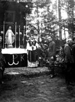 Ks. Kazimierz Fertak przed ołtarzem  polowym – msza  dla ujawniających się  żołnierzy podziemia