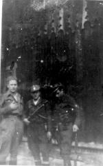 „Bartek” ze swoimi  żołnierzami, od lewej: „Bartek”, Romuald  Czarnecki „Pikolo”,  Jan Przewoźnik „Ryś”