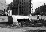 Pl. Politechniki w 1946 roku, a na nim jeden z dwóch schronów Regelbau 58 (drugi był za plecami fotografa). Po prawej stronie typowy (niestety) widok tamtych lat – inwalida wojenny