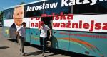 Politycy PiS będą jeździć  do wyborców autobusami, podobnie jak podczas ostatniej kampanii prezydenckiej. Na zdjęciu   autobus kandydata na prezydenta  Jarosława Kaczyńskiego w czerwcu 2010 r.  w Pobiedziskach (Wielkopolska)