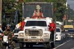 Podczas parady w San Salvador po ulicach stolicy przejechał papamobile, używany przez Jana Pawła II podczas dwóch wizyt w Salwadorze, w którym umieszczono jego zdjęcie