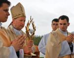 Bp Jan Zając w Łagiewnikach z relikwiarzem zawierającym krew papieża Jana Pawła II