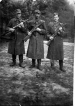 Patrol z oddziału  samoobrony „Jeża”  (od lewej: Zdzisław  Sobierajski „Czesław”, Jan Sobierajski „Hrtabia” i Tadeusz Moszczyński „Feliks”)