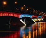 Most Śląsko-Dąbrowski podświetlony na biało-czerwono