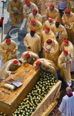 Kardynałowie i biskupi po mszy oddali cześć bł. Janowi Pawłowi II
