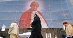 Oficjalny beatyfikacyjny portret papieża zawisł na Świątyni Opatrzności Bożej w Warszawie. Ułożono go z tysięcy zdjęć, które Polacy nadsyłali przez Internet