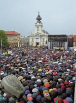 W Wadowicach, rodzinnym mieście JP II, mimo deszczu tłumnie świętowano na rynku