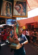 Meksyk. Przygotowania do 1 maja w Guadalupe, w słynnym sanktuarium Matki Bożej (jej figurę niesie mężczyzna na zdjęciu). Było ono jednym z pięciu sanktuariów, z którymi łączono się bezpośrednio w czasie czuwania w rzymskim Circo Massimo 30 kwietnia