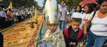 Gwatemala. Chłopczyk przebrany za papieża  w czasie mszy  1 maja