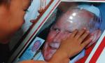 Filipiny. Uroczystości związane z beatyfikacją w Manili. Wierni podsadzali dzieci, by choć dotknęły zdjęcia Jana Pawła II