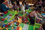 – Podczas zabawy klockami budzi się dziecięca kreatywność, rozwija wyobraźnia i stymuluje intelekt – mówi Anna Krzyżanowska