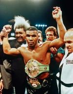 Mike Tyson z mistrzowskimi pasami federacji WBC  i WBA. 1987 r.