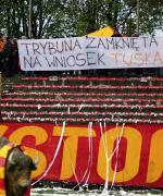 Kibice podczas wielu meczów  na kilka minut opuszczali  trybuny, by  zaprotestować przeciwko  zamknięciu  stadionów  w Poznaniu  i Warszawie. Tak było m.in.  w Białymstoku, gdzie  w sobotę  Jagiellonia  podejmowała Widzew Łódź