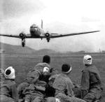 Francuski samolot transportowy ląduje  w oblężonym Dien Bien Phu wiosną 1954 roku 