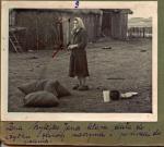 Wieś Łumbie – pani Szyłejko z dowodami swej „zbrodni” – poduszkami i naczyniami użyczonymi partyzantom 