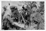Dowódcy patroli nad mapą, wiosna – lato 1947 r., stoją od lewej: Stanisław Kuchcewicz „Wiktor”, NN, Józef Franczak „Laluś”, NN 