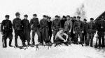 Partyzanci z oddziału Leona Taraszkiewicza „Jastrzębia”  – „Jastrząb” siedzi przy RKM-ie (styczeń 1946 r.) 