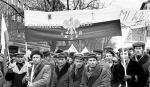 Rolnicy w dniu rejestracji związku 12 maja 1981 r. w stolicy. fot. Tomasz Wierzejski