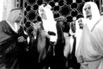 Mohammed bin Laden (z lewej)  z królem Faisalem  (w środku) w 1952 roku