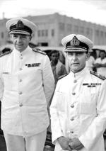 Wiceadm. Tom Phillips (z prawej) i kontradm. Arthur Palliser w Singapurze, początek grudnia 1941 r. 