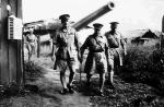 Gen. Archibald Wavell, dowódca wojsk brytyjskich na Malajach, inspekcjonuje stanowiska artylerii nadbrzeżnej  
