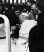 Jan Paweł II 13 maja 1981 r. został ciężko postrzelony przez tureckiego zamachowca Mehmeta  Alego Agcę 