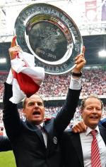 Frank de Boer i asystent Danny Blind z tarczą – jeszcze całą