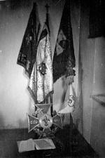 Sztandar drużyny harcerskiej i krzyż harcerski, zabrane  13 grudnia 1950 r. przez członków Podziemnej  Organizacji Harcerstwa Polskiego z Zarządu  Miejskiego ZMP w Chorzowie, odnaleziony przez UB podczas rewizji