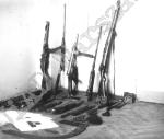 Arsenał organizacyjny „Warszawskich Orląt”. Zwraca uwagę stojący przy ścianie (trzeci od lewej) pistolet maszynowy konspiracyjnej produkcji AK – „Błyskawica”