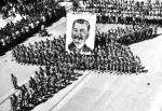 Skala indoktrynacji komunistycznej była trudna do wyobrażenia. Na zdjęciu – portret Stalina niesiony przez młodych sportowców podczas pochodu  1 maja 1952 r. 
