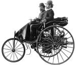 Karl Benz  z asystentem Josefem Brechtem  w trójkołowym aucie zbudowanym  w 1885 roku