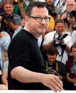 Lars von Trier prezentuje swoje tatuaże na palcach (fot. Francois Guillot)