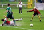 Przed rokiem  w deszczu Karpaty Lwów (zielone stroje) pokonały w finale rocznika 1997 3:0 Slavię Praga