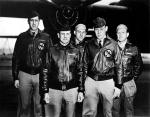 Załoga ppłk. Doolittle'a przed startem do lotu nad Tokio, kwiecień 1942 r. Doolittle dowodził rajdem bombowców B-25 Mitchell z lotniskowca „Hornet” na japońskie miasta – był to odwet za Pearl Harbor 