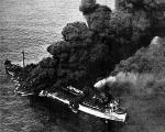 Tankowiec USS „Neosho” płonie zbombardowany przez Japończyków, 7 maja 1942 r.