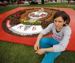 Praca Mariny Napruszkiny to ułożone z kwiatów  i kamieni godło białoruskiego KGB