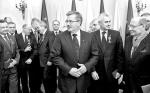 Prezydent Bronisław Komorowski wśród działaczy samorządowych, wyróżnionych  przez niego orderami i odznaczeniami. Warszawa, 24 września 2010 r.