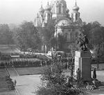 *Koniec lat 40. Uroczystość rocznicy bitwy pod Lenino. Pomnik jak nowy, a w tle ideologicznie niesłuszna cerkiew, ale politycznie...