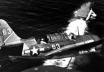 Bombowiec nurkujący dauntless nad USS „Yorktown”   