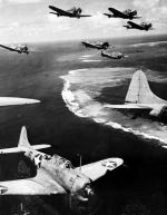 Grupa amerykańskich samolotów nad atolem Midway 