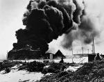  Płonie baza paliw na Midway po japońskim nalocie, 4 czerwca 1942 r.