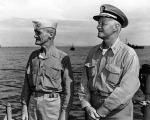 Admirał Chester Nimitz (z prawej), dowódca amerykańskiej Floty Pacyfiku, i wiceadm. Marc A. Mitscher, pod Midway dowódca USS „Hornet”